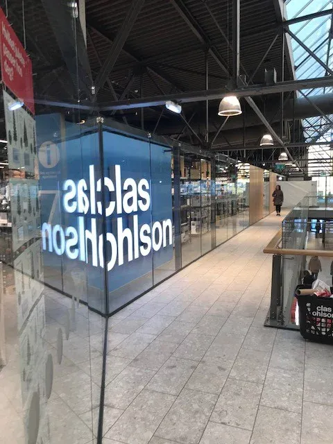 Glassfasade med Clas Ohlson-logo og innsyn til butikk i åpent og lyst senterområde.
