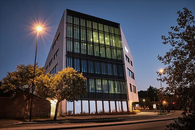 Gavlparti med vertikale lameller i mørkt glass og metall, del av Skagerak Energi-bygget.