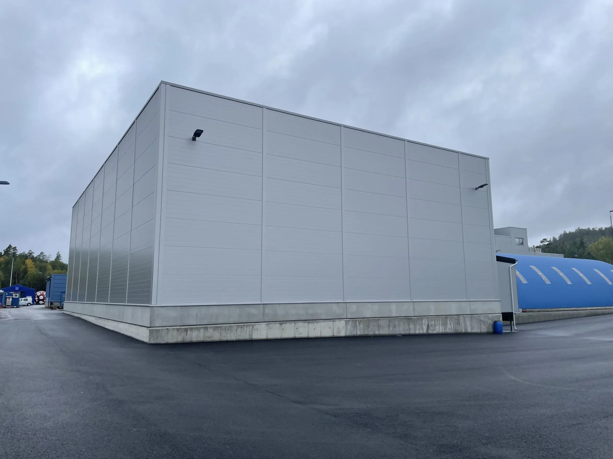 Stort lagerbygg med lys fasade